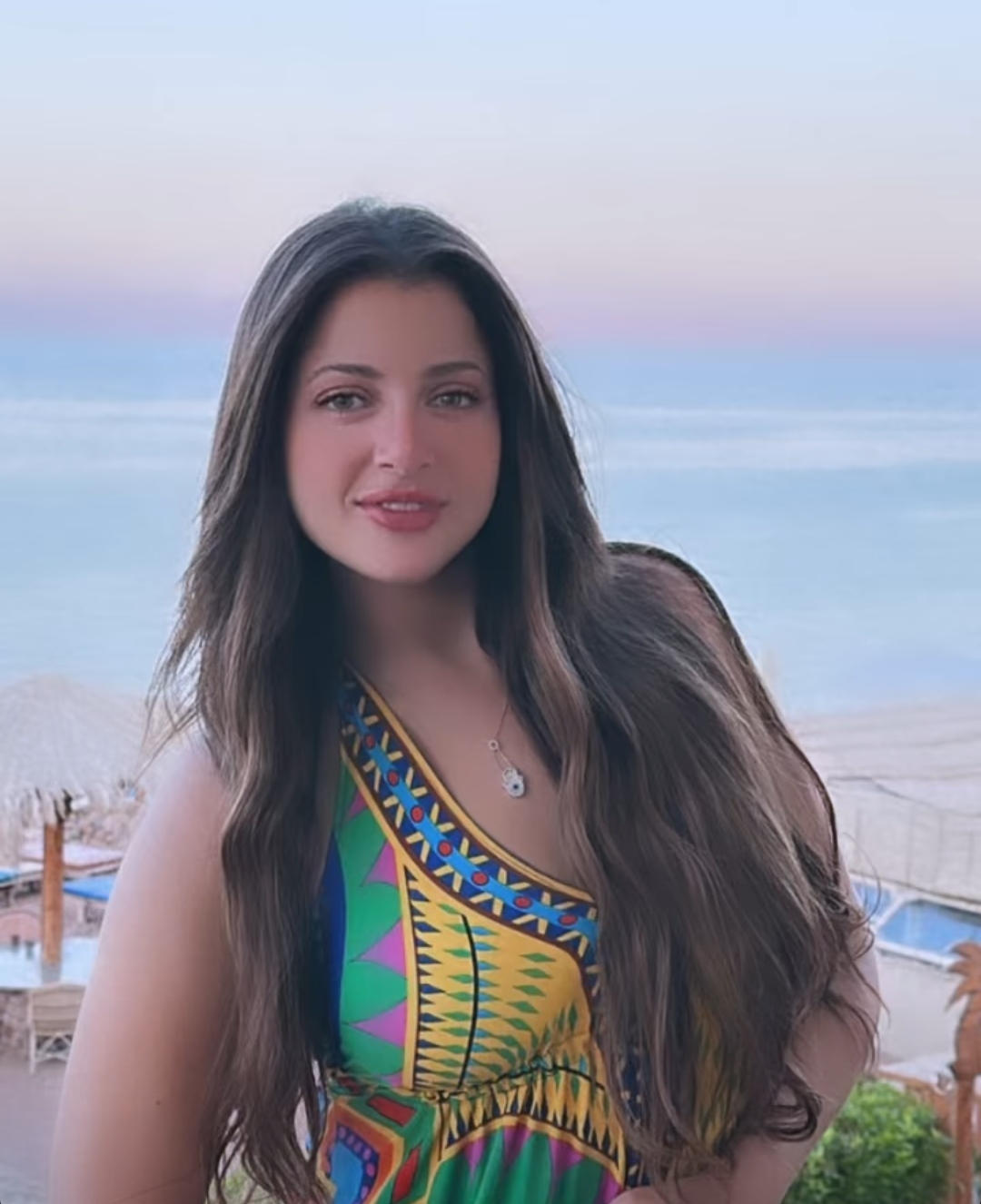 منى فاروق تسحر العيون بفستان صيفي جرئ