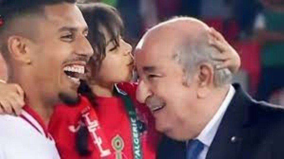 طفلة تقبل رأس تبون 