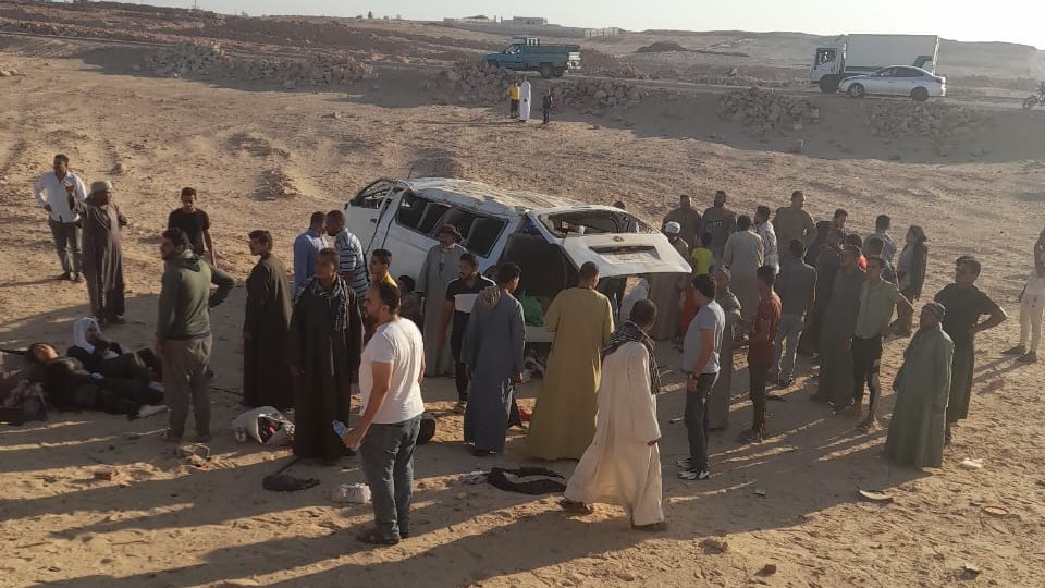 إصابة 18 شخصاً في إنقلاب سيارة ميكروباص بأسيوط 