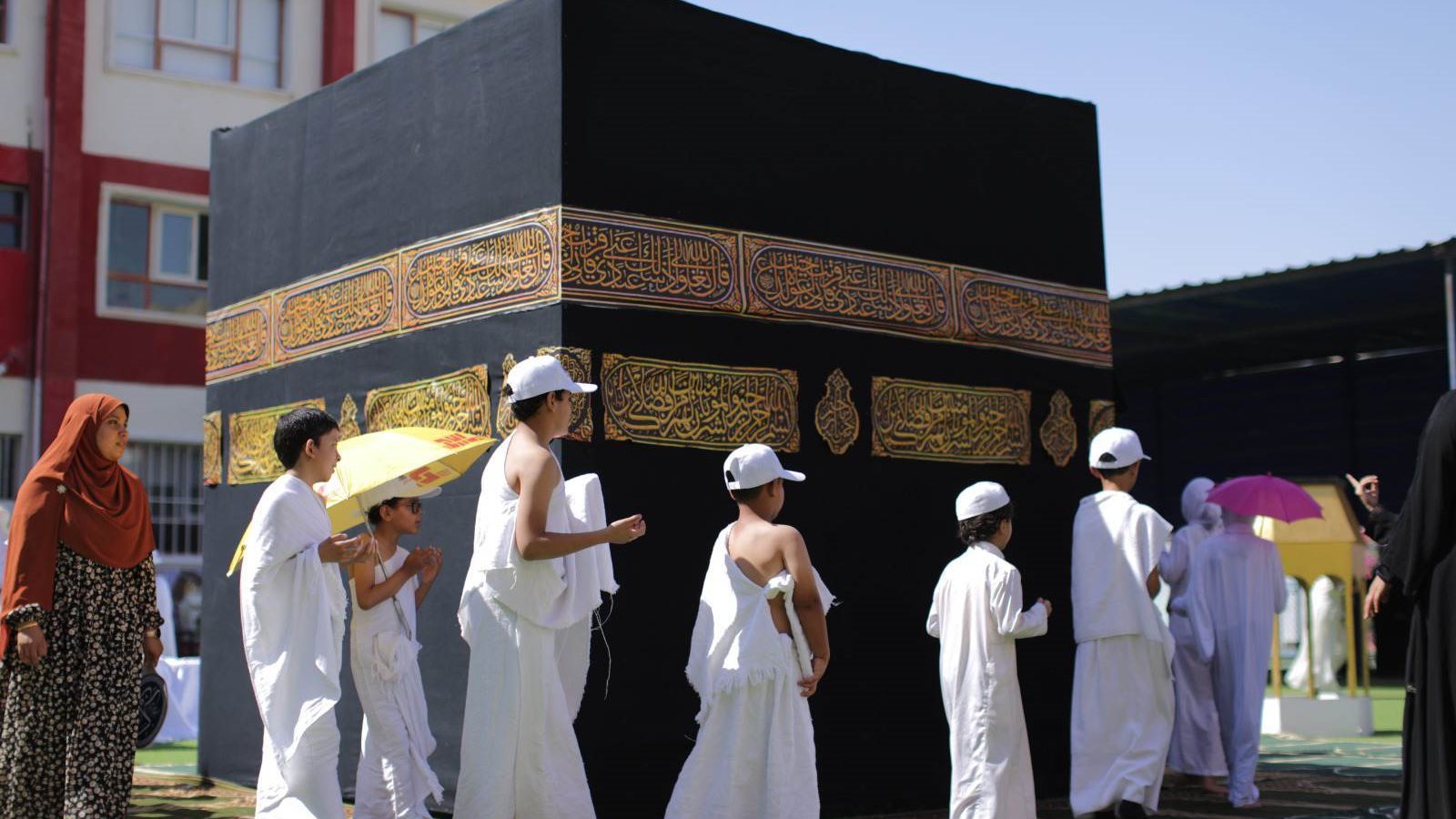 الطلاب يؤدون تدريب عملي للحج 