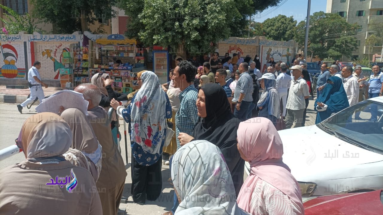 انتظار أولياء الأمور أمام لجان الثانوية العامة بسوهاج