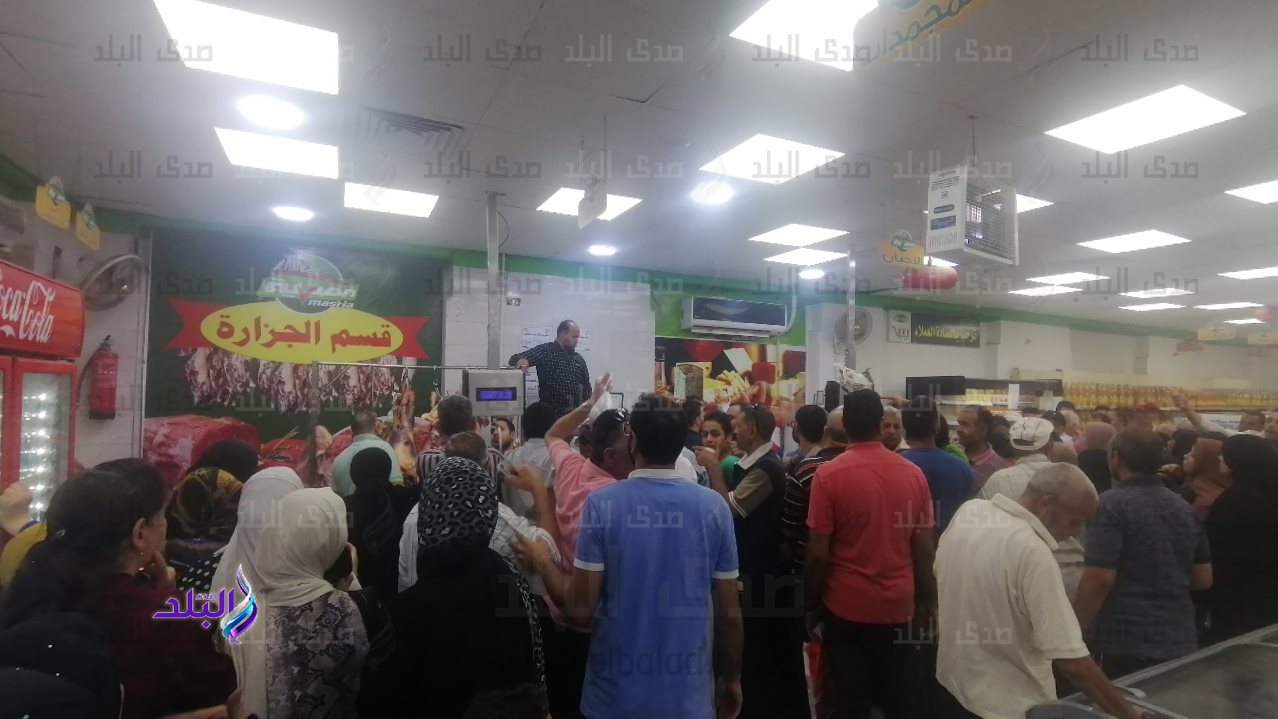 زحام شديد على شراء اللحوم بأسيوط 