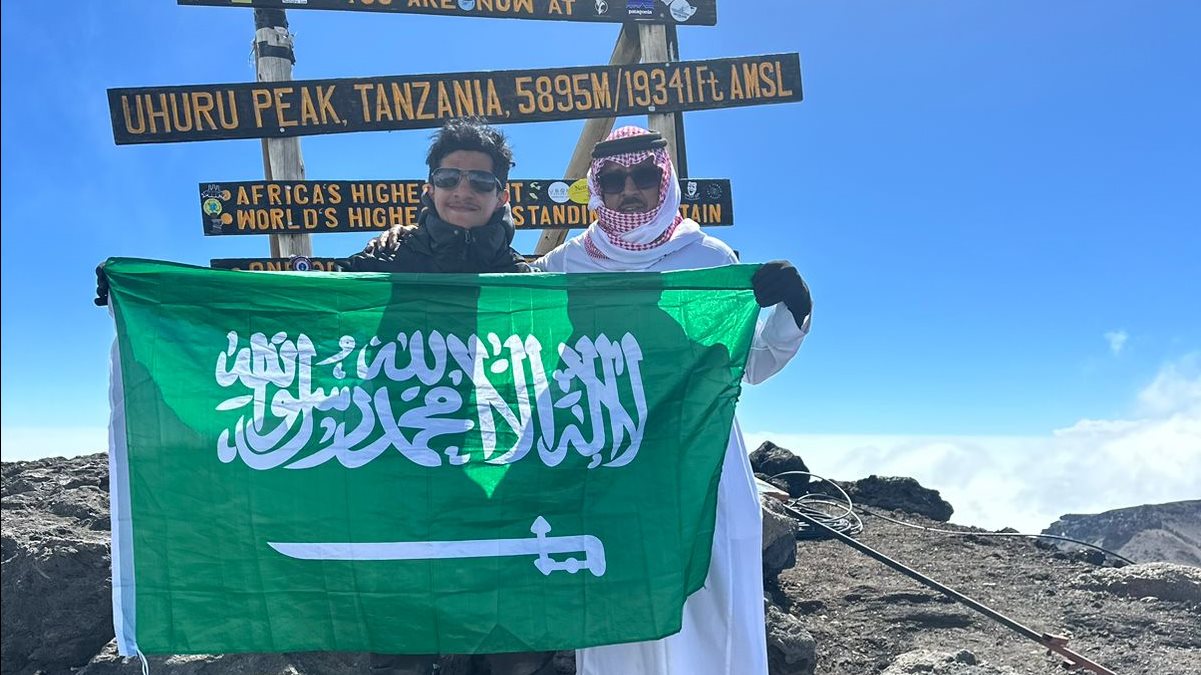 أول كفيف يصعد قمة جبل كلمنجارو