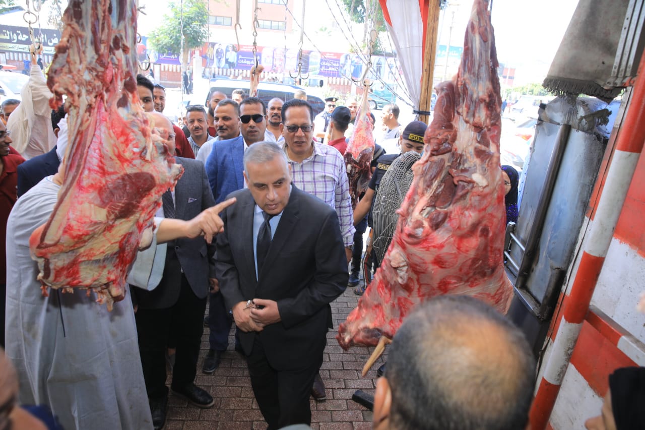 محافظ سوهاج يتفقد محلات الجزارة