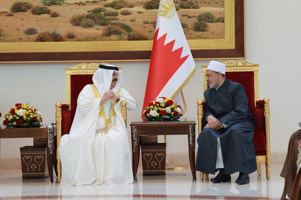 شيخ الأزهر يتبادل التهنئة بعيد الأضحى المبارك مع ملك البحرين