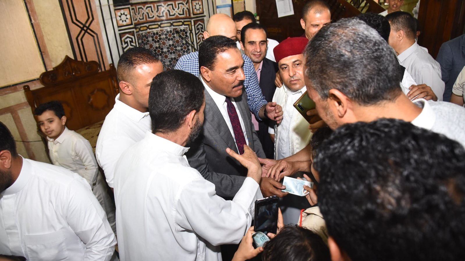 محافظ مطروح يوزع على الاطفال العيدية 