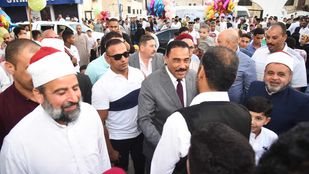 محافظ مطروح يودى صلاة عيد الاضحى بالمسجد الكبير