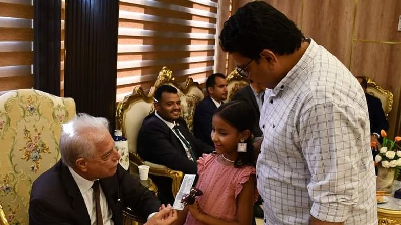 عيدية من المحافظ لأحد الاطغ