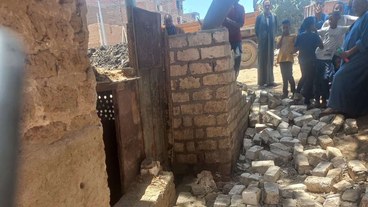 مصرع طفلة انهار عليها حائط منزل بأسيوط 