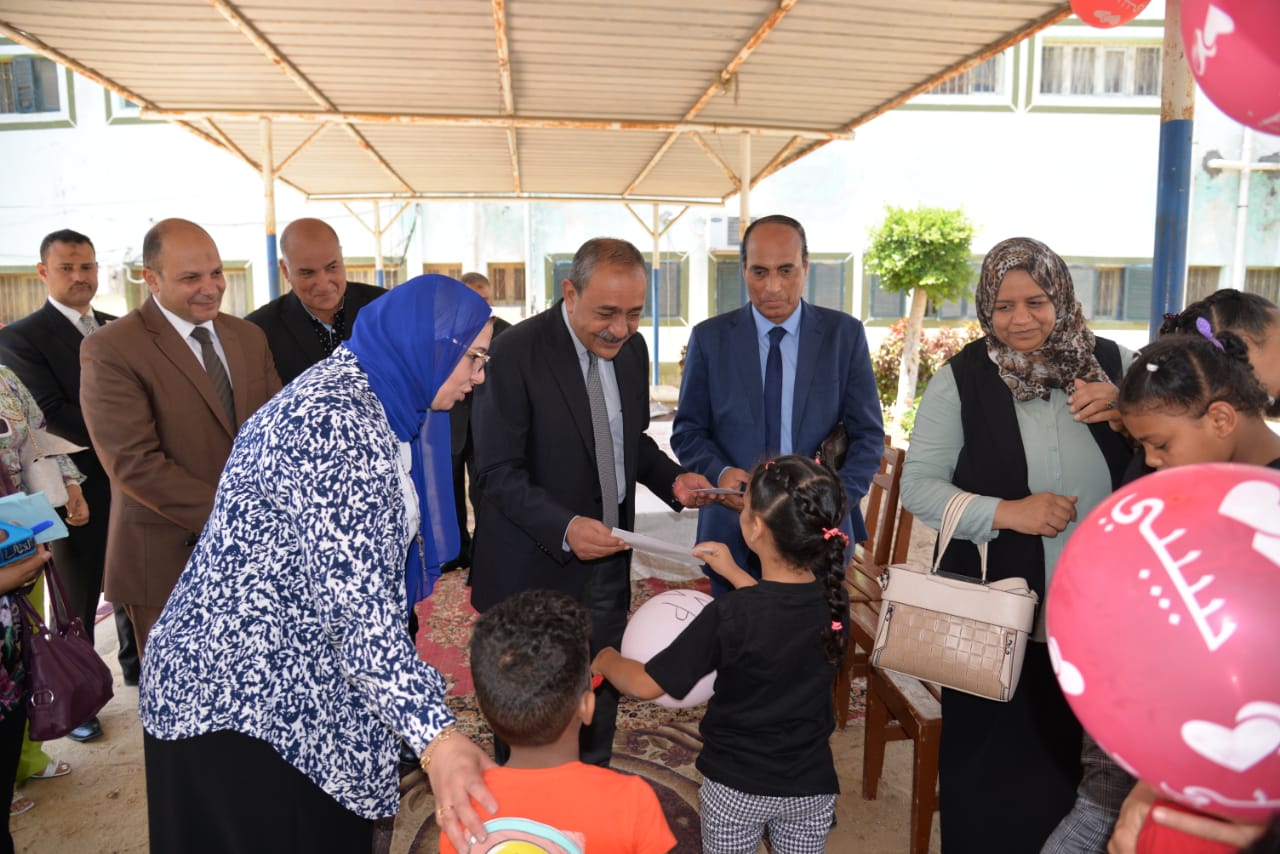 محافظ الإسماعيلية يحتفل مع الأيتام  