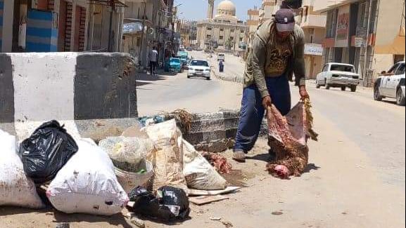 رفع جلود الأضاحي من شوارع العريش 