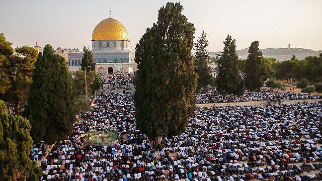 صلاة الجمعة بالمسجد الاقصي  