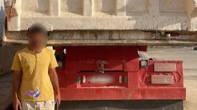 المتهم وخلفه السيارة