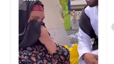 مقطع فيديو لسيدة مسنة تنهار البكاء في مكة