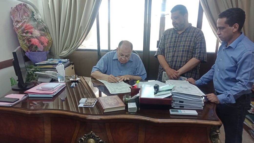 محافظ أسيوط يعتمد عقود تقنين وضع اليد على أراضي أملاك الدولة