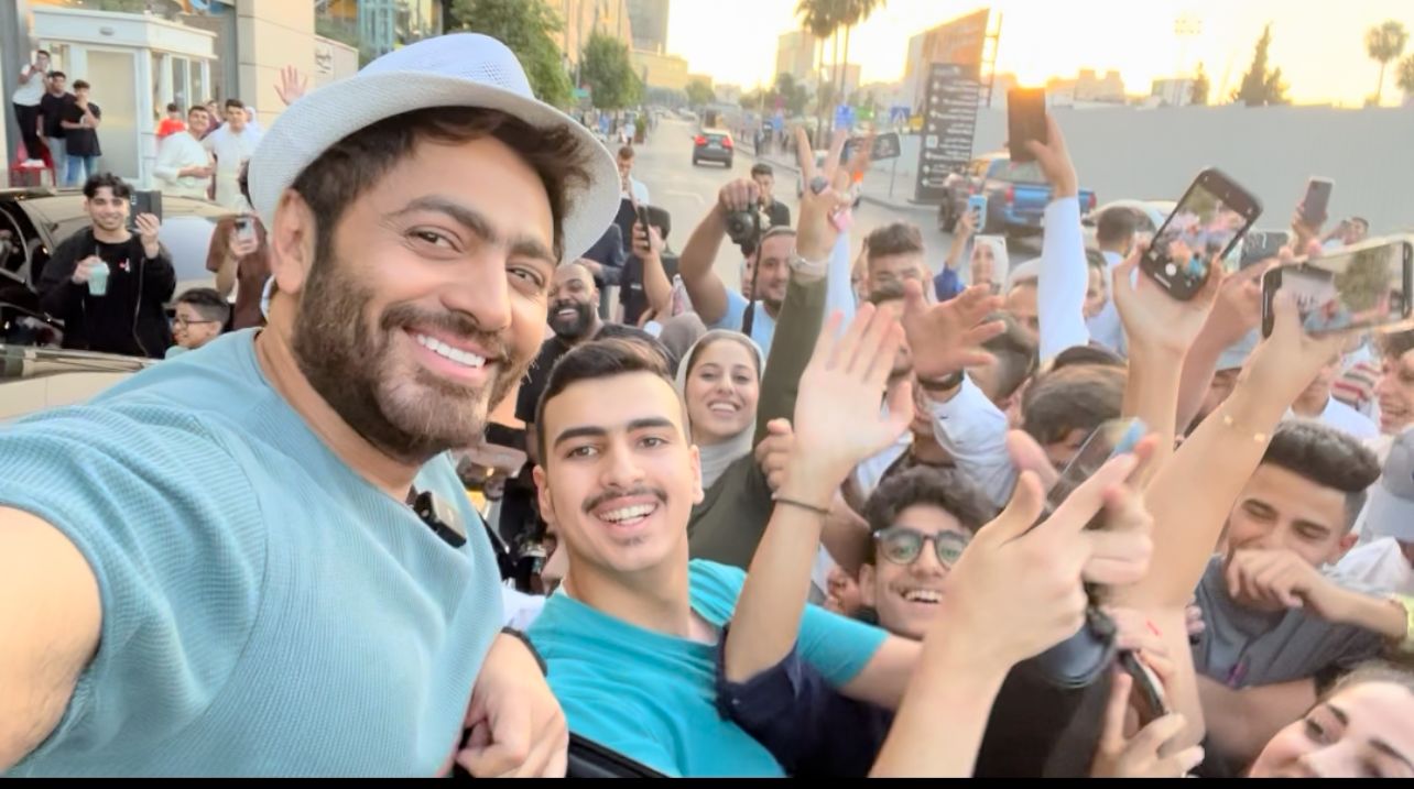 تامر حسني مع الجمهور
