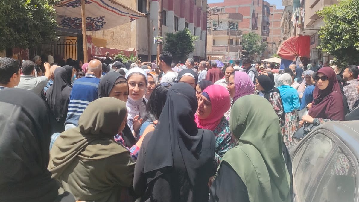 زحام الطالبات عقب أداء امتحاني الفيزياء والتاريخ بالغربية 