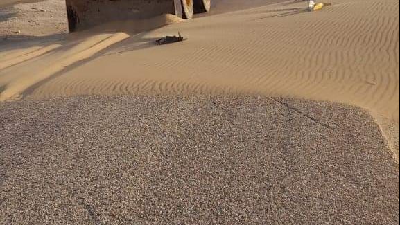 رفع الرمال المتراكمة على الطرق بوسط سيناء 