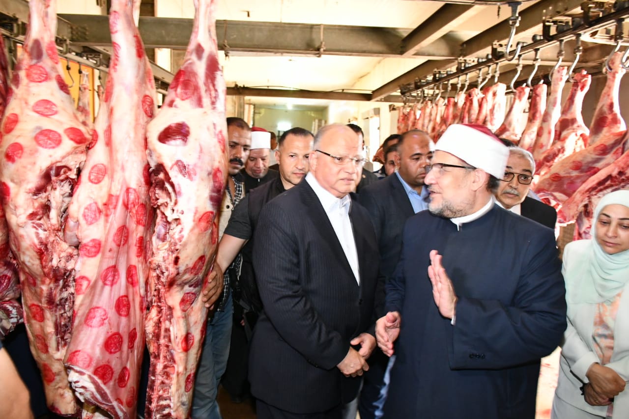وزير الأوقاف ومحافظ القاهرة يتفقدان تجهيز لحوم الأضاحي