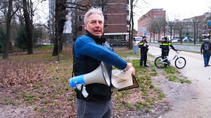 هولندي يمزق المصحف