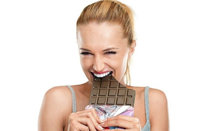 أحرص على تناولها .. منها الشكولاتة أطعمة تحسن الصحة النفسية