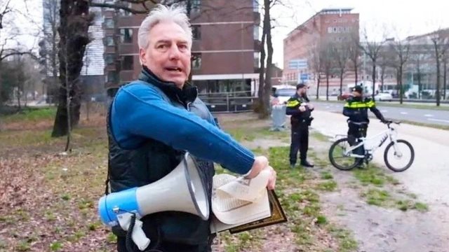 هولندا تحاكم مواطن بعد تمزيقه المصحف