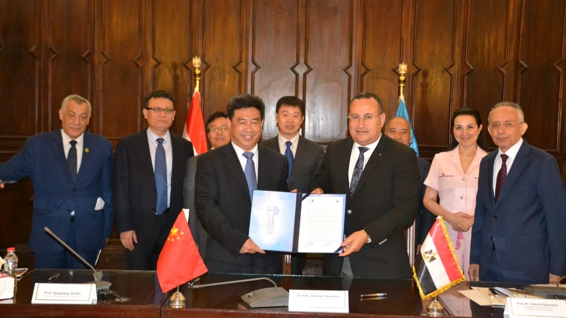 رئيس جامعة الاسكندرية مع وفد صيني بمكتبة الاسكندرية رئيس جامعة الاسكندرية مع وفد صيني بمكتبة الاسكندرية