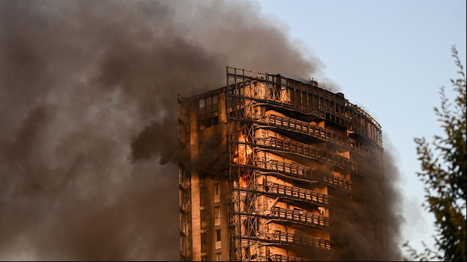 مصرع 6 أشخاص وإصابة 80 آخرين إثر اندلاع حريق داخل دار مسنين 