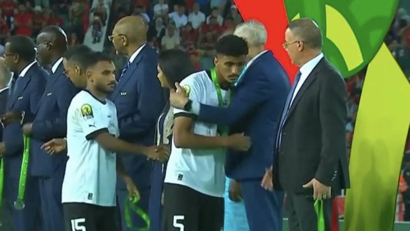 حسام عبد المجيد يرفض مصافحة فوزي لقجع