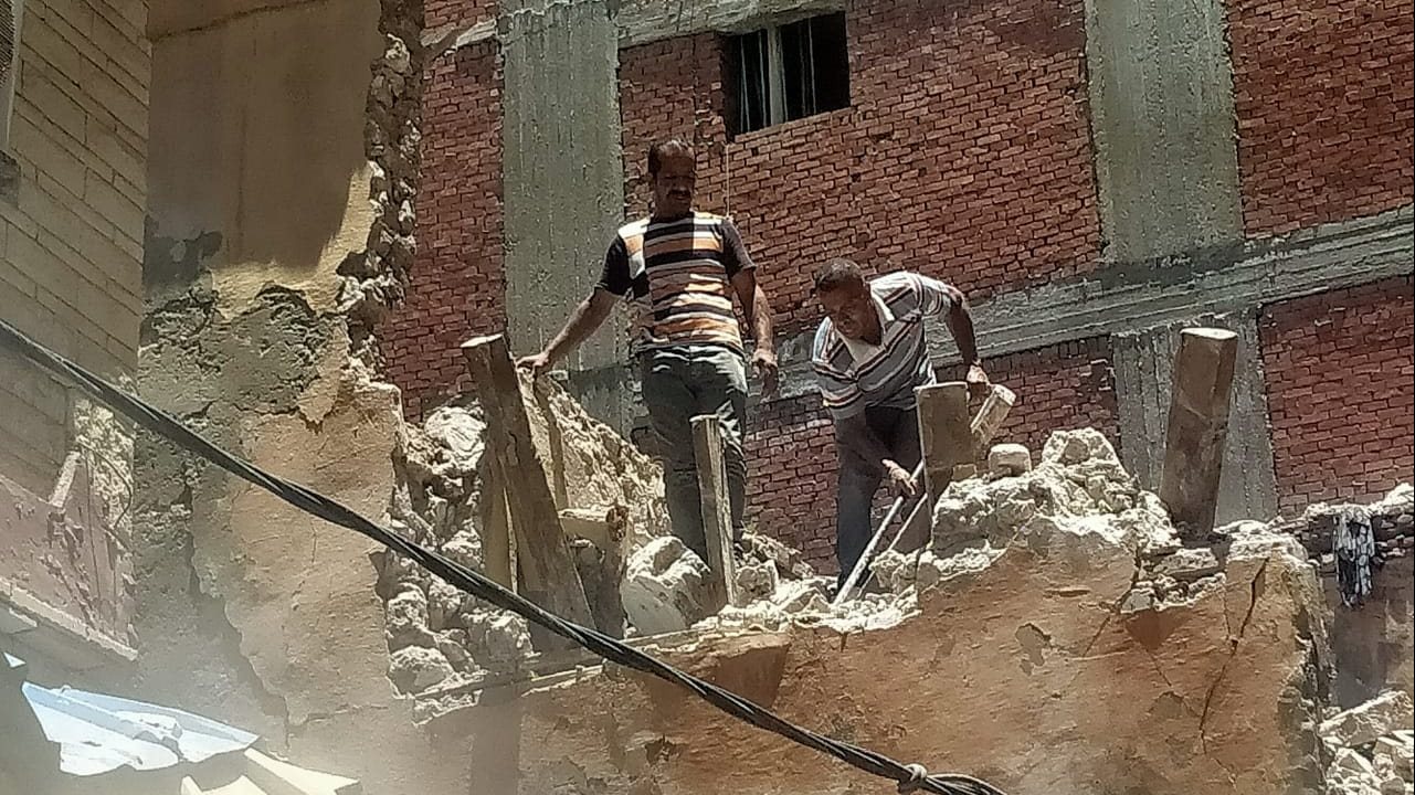 إزالة الأجزاء الخطرة بعقار بحي الجمرك بالإسكندرية