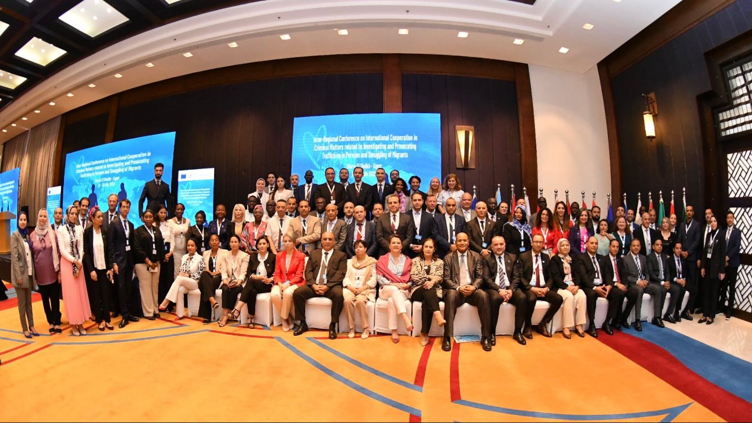 ممثلة الامم المتحدة مع المشاركين في المؤتمر 