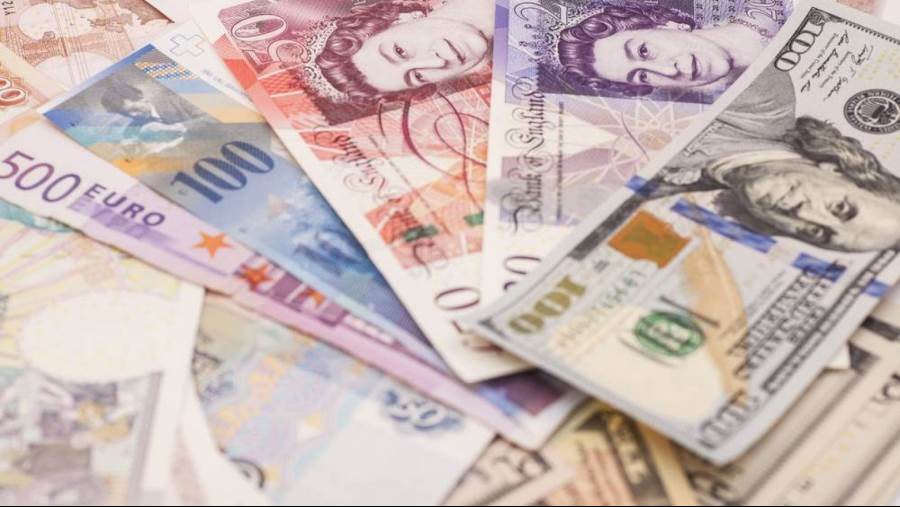 الدولار يهبط إلى أدنى مستوى في شهرين والإسترليني يرتفع