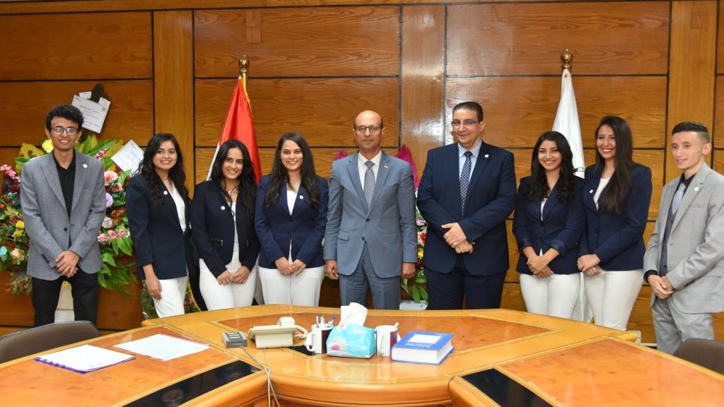 فريق طلابى بكلية حاسبات ومعلومات جامعة أسيوط 