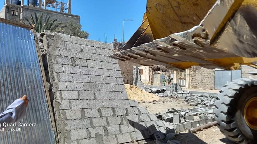 إزالة أسوار مخالفة بمدينة العريش 