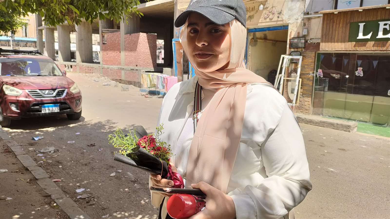 الفتاة الجامعية لحظة انتظار شقيقتها  