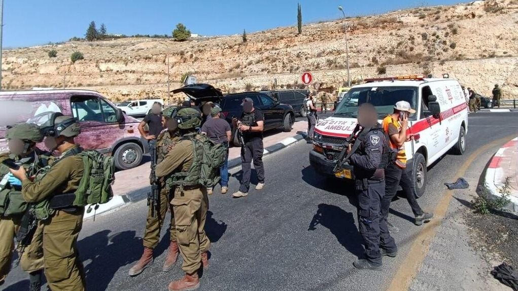 إصابة 3 إسرائيليين في حادث إطلاق نار   إصابة 3 إسرائيليين في حادث إطلاق نار