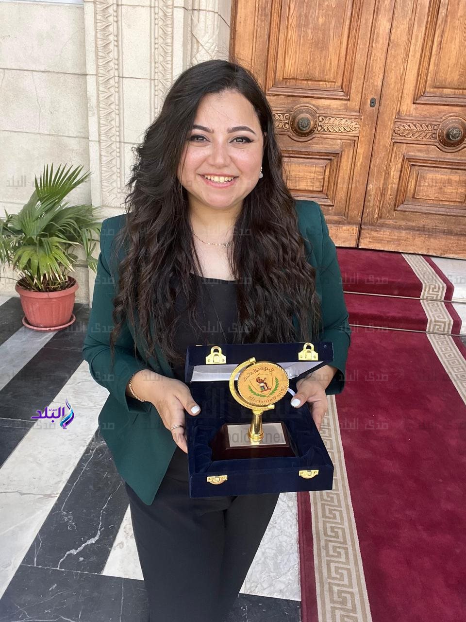 الصحفية مريم عزت1