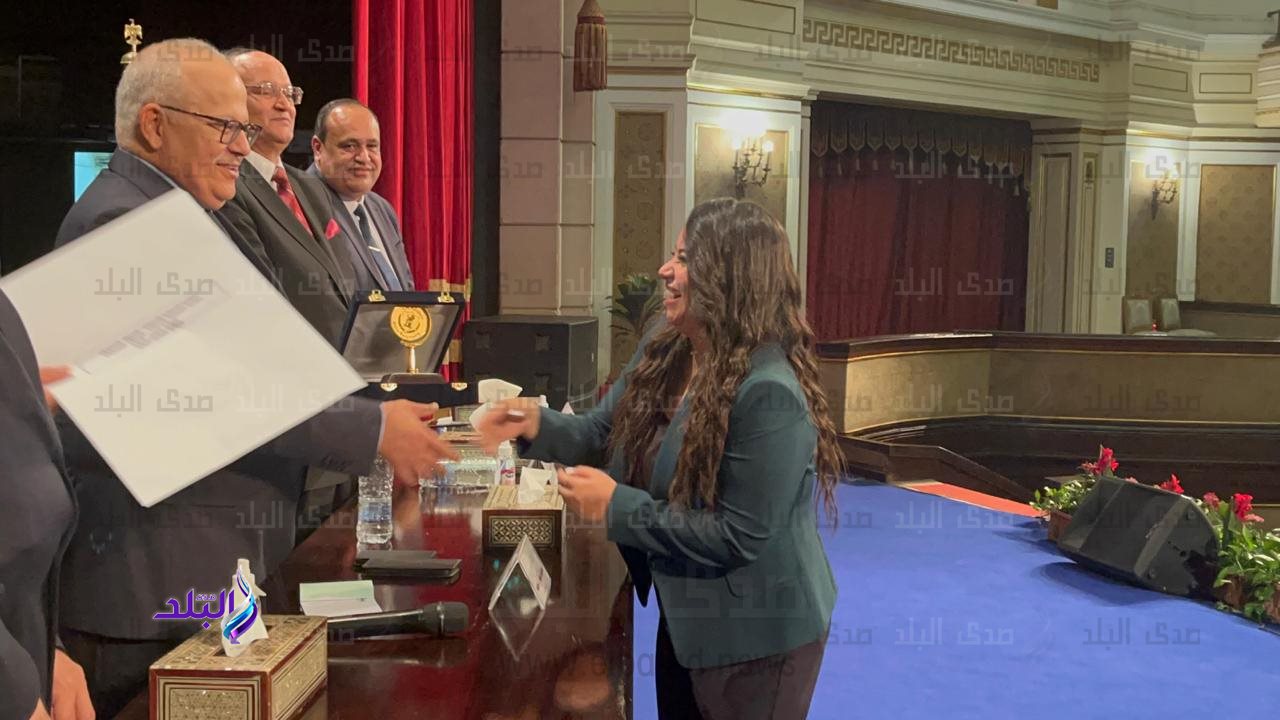 الصحفية مريم عزت2