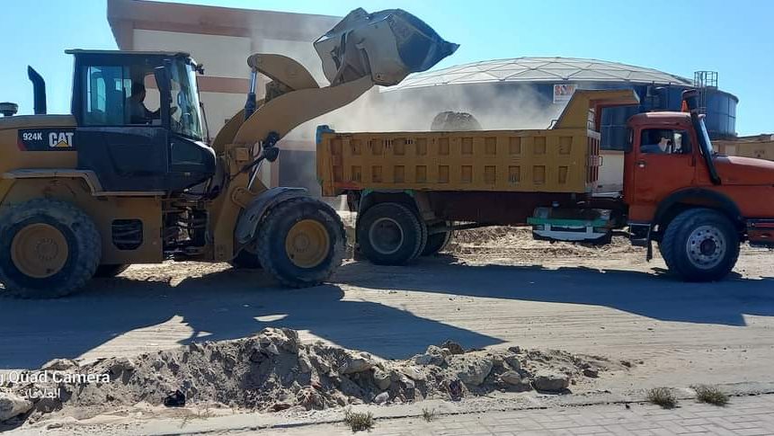 رفع مخلفات أعمال تطوير الشوارع بالعريش 