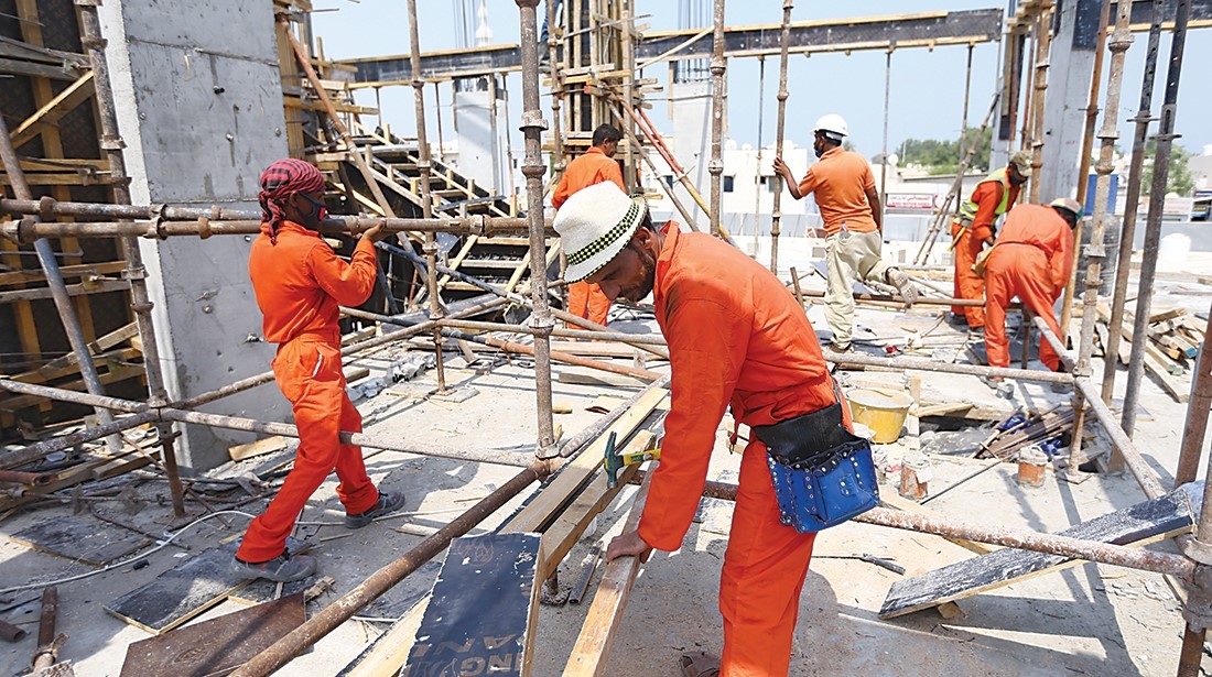 السعي على الرزق في الحر الشديد