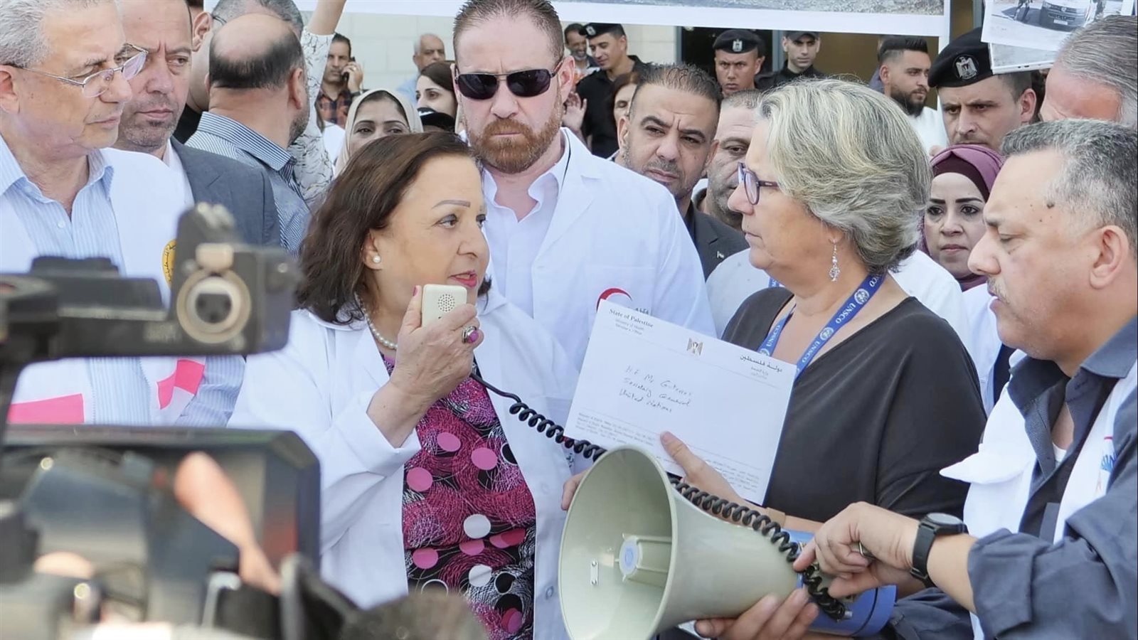 الوزيرة الفلسطينية خلال الوقفة الاحتجاجية