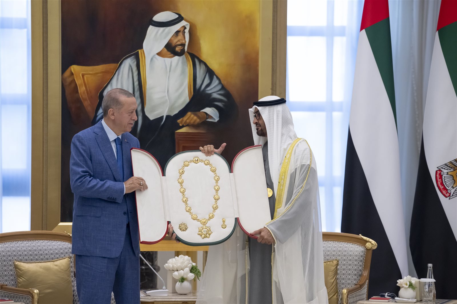 منح أردوغان وسام زايد 