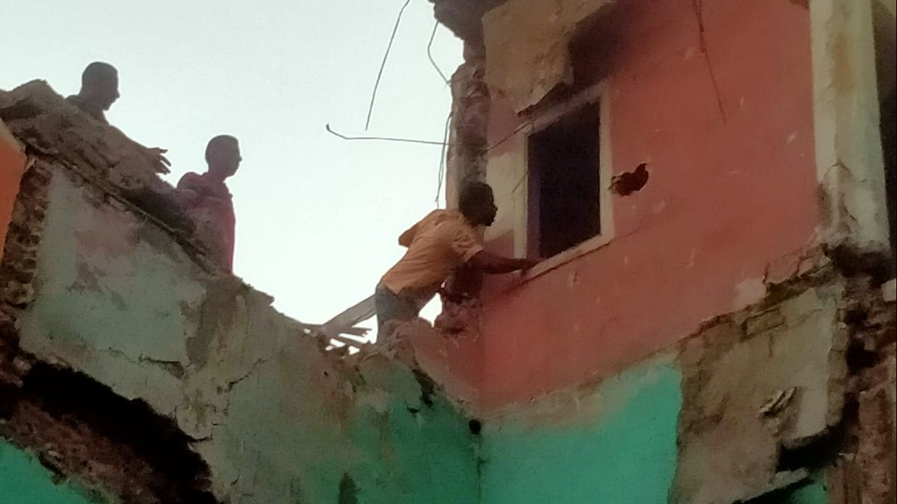إزالة أجزاء من عقار بحي الجمرك وسط الإسكندرية