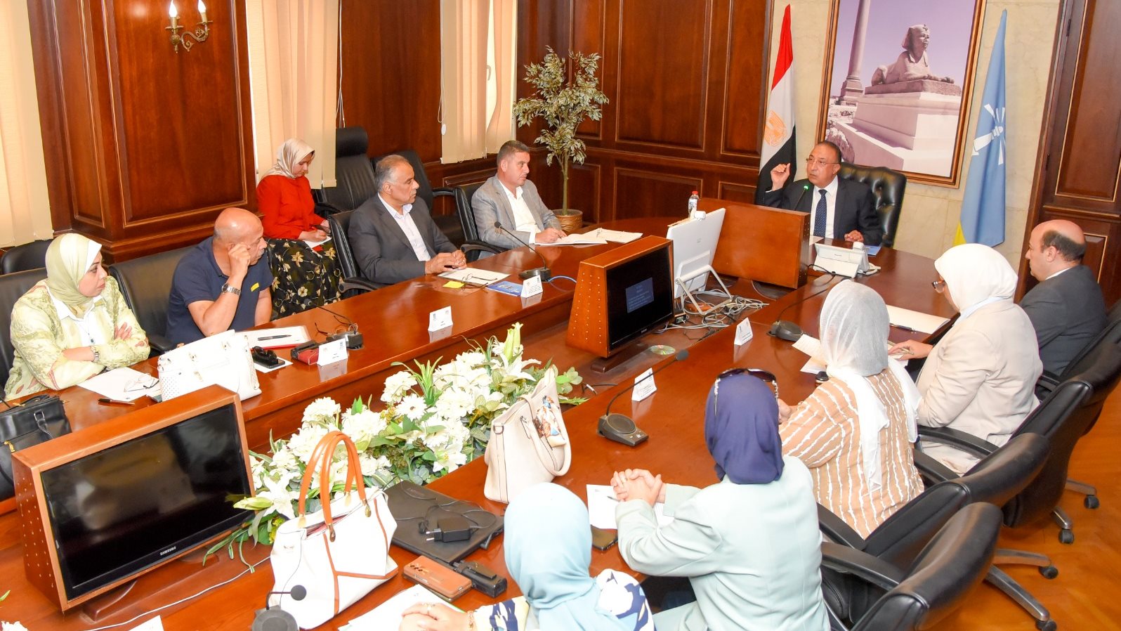 اجتماع المحافظ برؤساء الأحياء بالاسكندرية