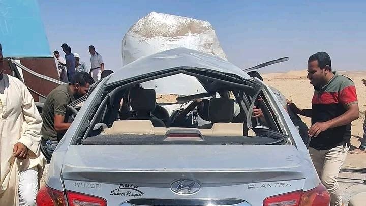 السيارة التي كان يستقلها الشبان الثلاثة