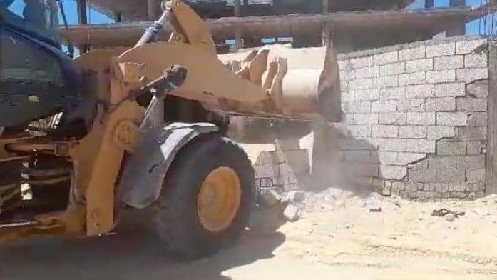 ازالة أسوار مخالفة لتنظيم البناء بالعريش 
