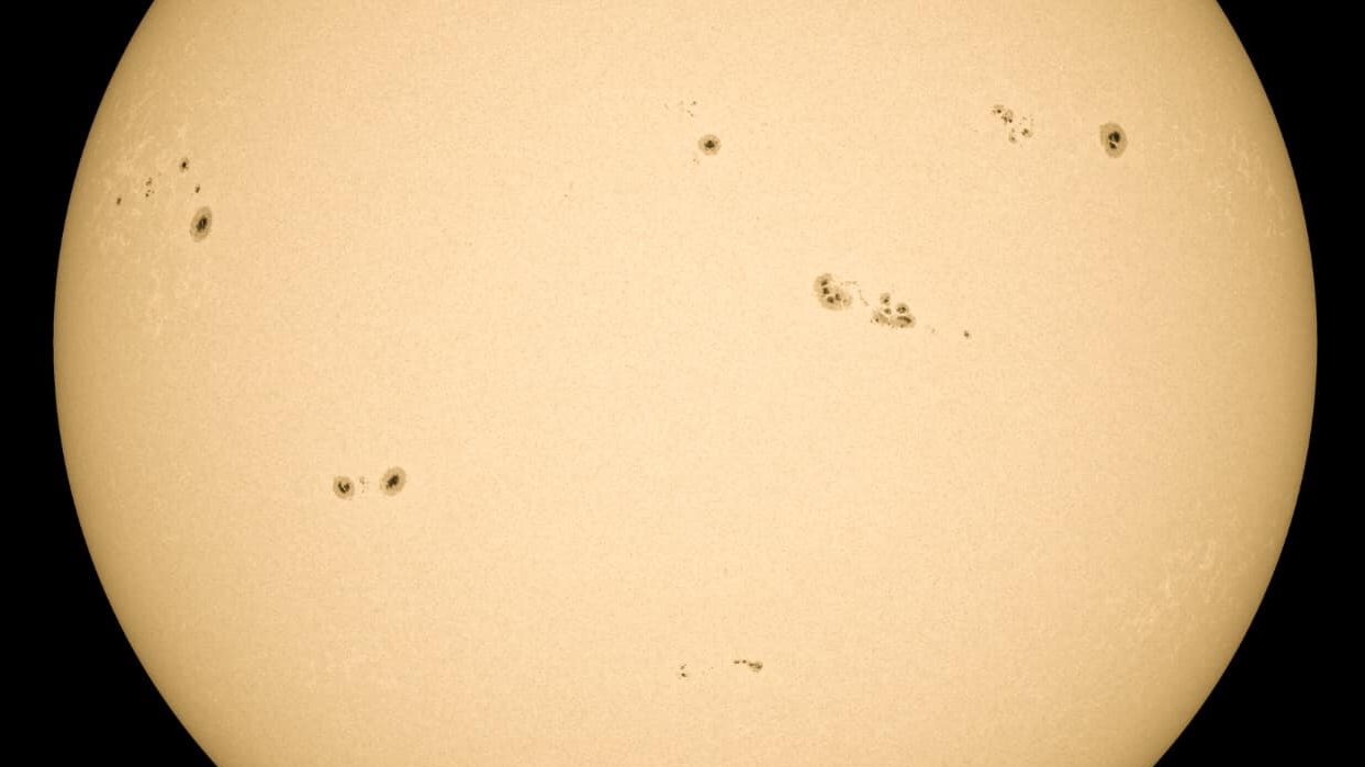 ظهور بقع شمسية ظهور بقع شمسية