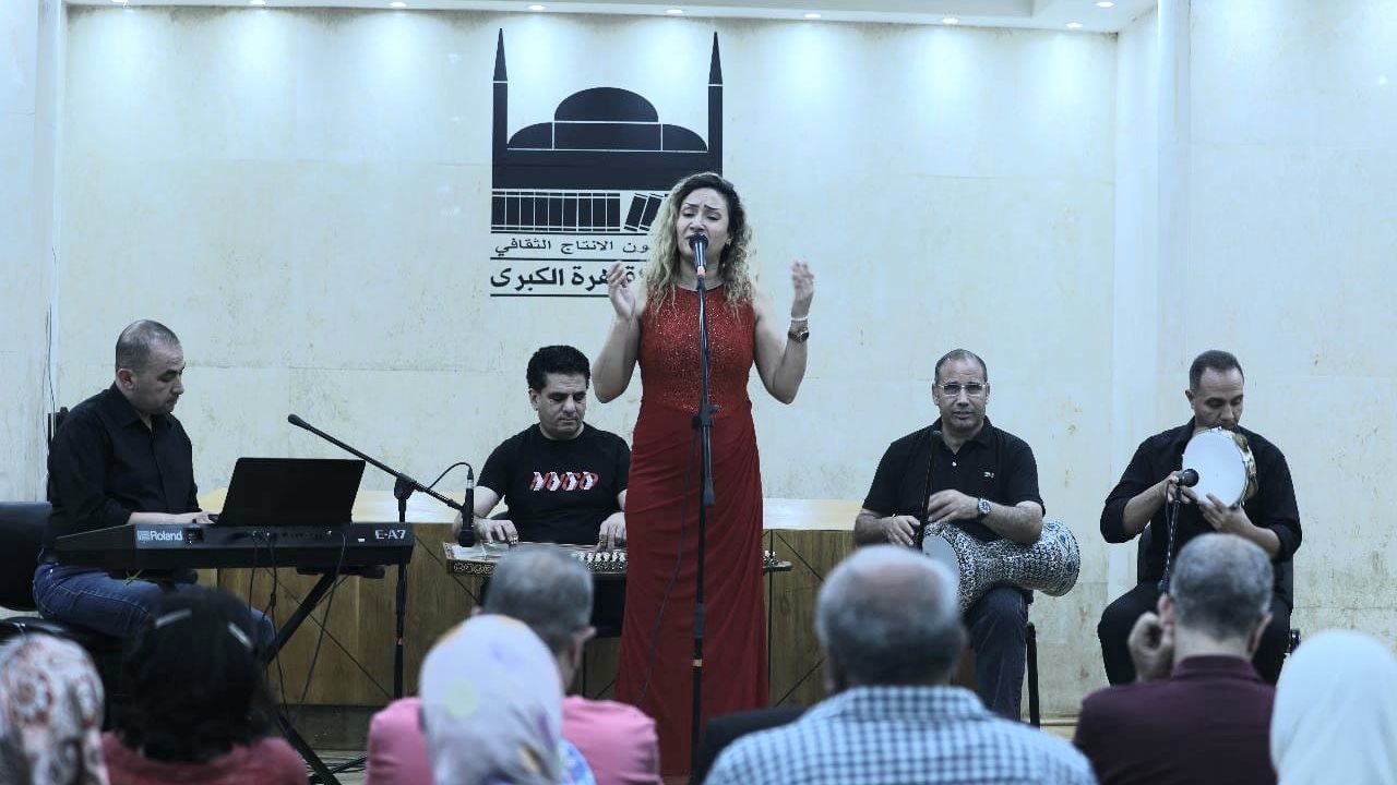 الفنانة أميرة أبو زيد  بمصاحبة فرقتها الموسيقية