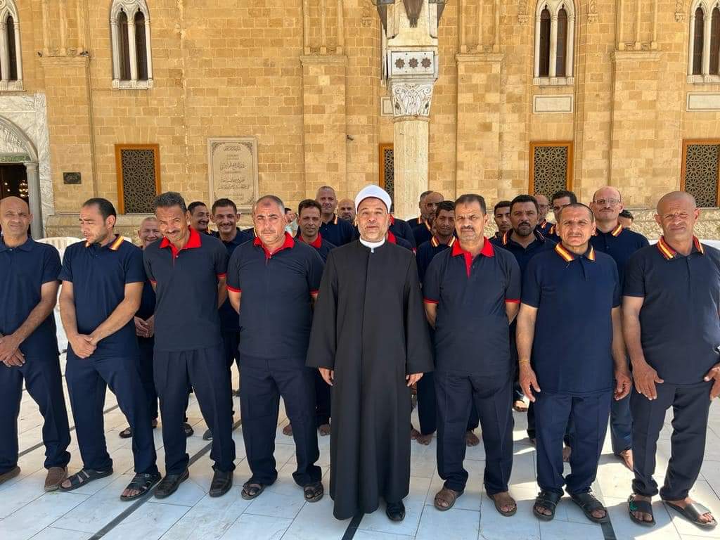 الزي الجديد لعمال المساجد 