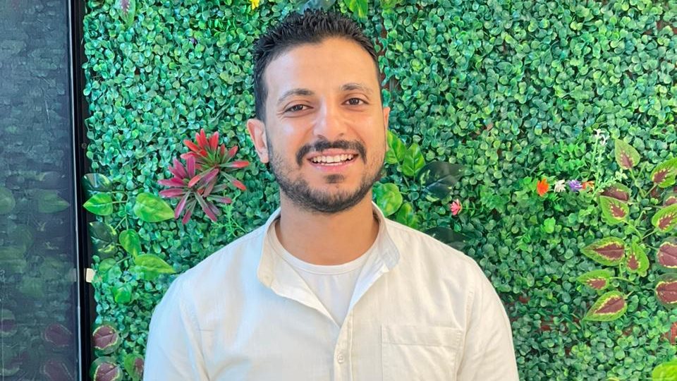 الفنان الشاب باسم عمر